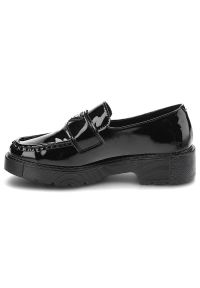 Czarne Mokasyny Filippo Eleganckie Skórzane Buty Damskie. Okazja: na co dzień. Zapięcie: bez zapięcia. Kolor: czarny. Materiał: lakier, skóra ekologiczna. Szerokość cholewki: normalna. Obcas: na obcasie. Styl: elegancki. Wysokość obcasa: niski #5