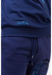 MOSCHINO Granatowa bluza męska z misiem. Kolor: niebieski. Materiał: prążkowany. Wzór: nadruk #4