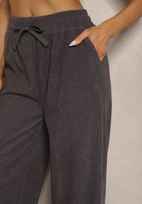 Renee - Szare Spodnie o Szerokim Kroju High Waist z Wiązaniem w Pasie Ettianne. Okazja: na co dzień. Stan: podwyższony. Kolor: szary. Styl: elegancki, casual #3