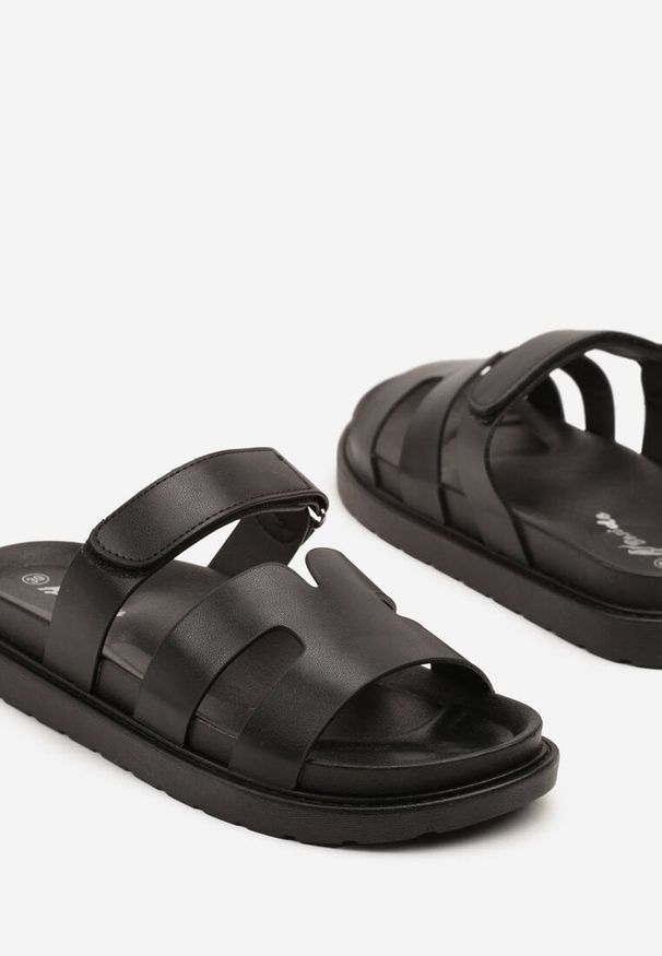 Born2be - Czarne Klapki na Piankowej Podeszwie Zapinane na Rzep Rediona. Okazja: na co dzień, na spacer. Kolor: czarny. Sezon: lato. Styl: klasyczny, elegancki, casual