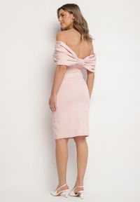 Born2be - Różowa Taliowana Sukienka Dopasowana z Odsłoniętymi Ramionami i Drapowaniem Palamiria. Okazja: na randkę, na imprezę. Kolor: różowy #7