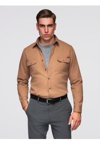 Ombre Clothing - Męska bawełniana koszula REGULAR FIT z kieszeniami zapinanymi na guziki - camel V2 - Rozmiar: L. Materiał: bawełna. Długość rękawa: długi rękaw. Długość: długie. Wzór: aplikacja