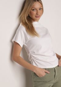 Born2be - Biały Bawełniany T-shirt z Marszczeniem w Talii i Dekoltem w Łódkę Savorith. Okazja: na co dzień, na spotkanie biznesowe, do pracy. Kolor: biały. Materiał: bawełna. Styl: casual, biznesowy, elegancki #3