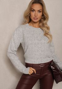 Renee - Jasnoszary Sweter w Klasycznym Stylu z Tłoczonym Wzorem Deriel. Okazja: na co dzień. Kolor: szary. Materiał: jeans. Długość rękawa: długi rękaw. Długość: długie. Styl: klasyczny #4