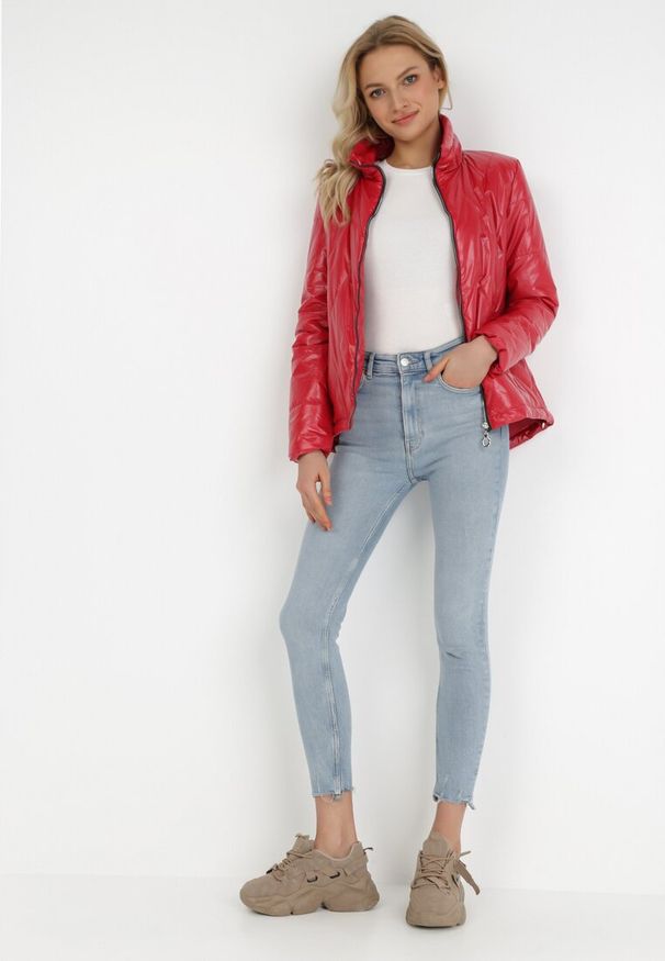 Born2be - Czerwona Kurtka Dianomeda. Typ kołnierza: bez kaptura, kołnierzyk stójkowy. Kolor: czerwony. Materiał: jeans. Wzór: geometria, aplikacja. Styl: klasyczny