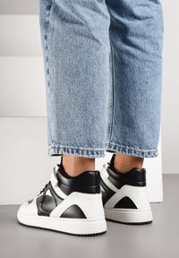 Renee - Czarno-Białe Sneakersy z Wysoką Cholewką Ylattia. Okazja: na co dzień. Wysokość cholewki: przed kolano. Zapięcie: rzepy. Kolor: czarny. Szerokość cholewki: normalna. Wzór: aplikacja