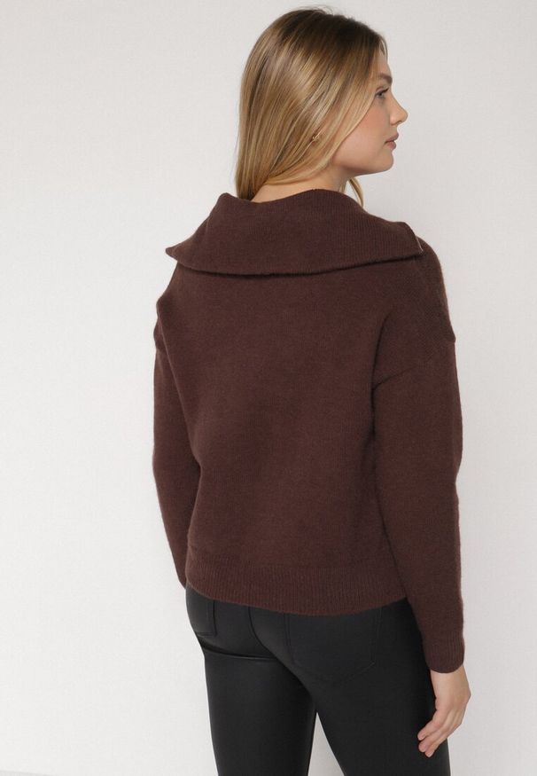 Born2be - Brązowy Sweter z Bawełną Wiskozą i Wełną Ozdobiony Sercem Monissea. Okazja: do pracy, na co dzień. Kolor: brązowy. Materiał: wełna, bawełna, wiskoza. Wzór: aplikacja. Styl: casual