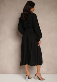 Renee - Czarna Koszulowa Sukienka z Plisowanymi Zdobieniami i Paskiem z Klamrą Efrivelle. Okazja: na co dzień. Kolor: czarny. Długość rękawa: długi rękaw. Wzór: aplikacja. Typ sukienki: koszulowe. Styl: klasyczny, casual, elegancki #3