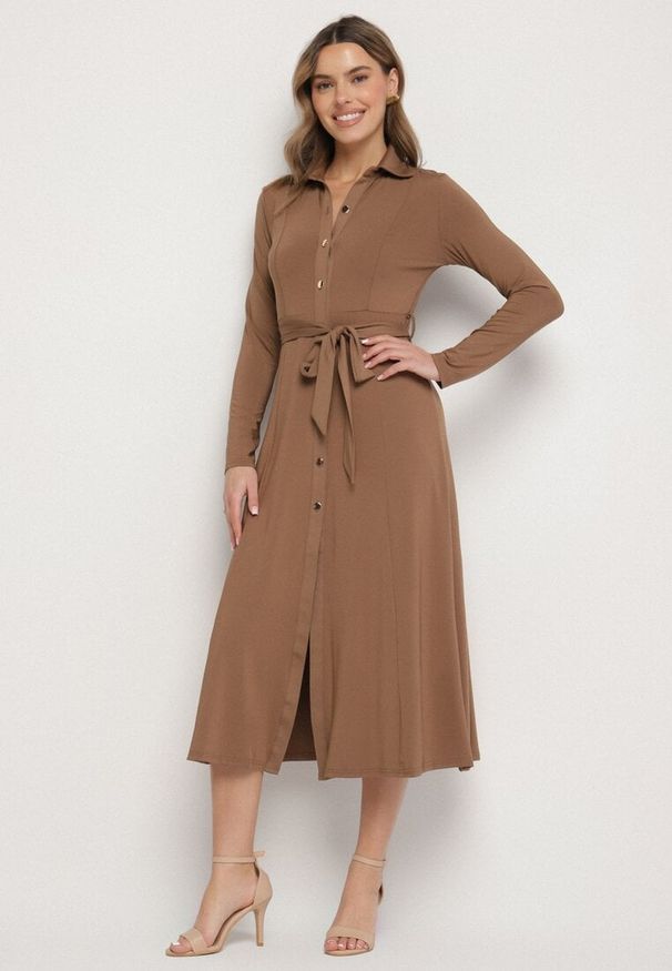 Born2be - Ciemnobeżowa Sukienka Maxi o Koszulowym Fasonie z Wiązaniem mZynlee. Okazja: na co dzień. Kolor: brązowy. Materiał: wiskoza. Typ sukienki: koszulowe. Styl: elegancki, casual, klasyczny. Długość: maxi