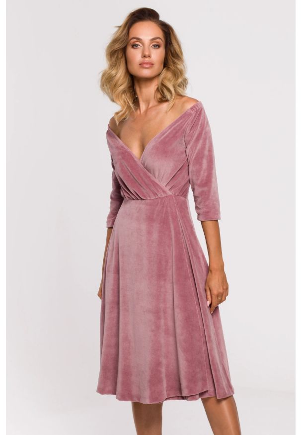 MOE - Sukienka welurowa rozkloszowana kopertowa dekolt V różowa. Okazja: na sylwestra, na studniówkę, na imprezę. Typ kołnierza: dekolt kopertowy. Kolor: różowy. Materiał: welur. Typ sukienki: kopertowe. Styl: wizytowy