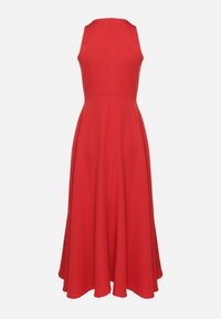 Born2be - Czerwona Rozkloszowana Sukienka z Wiskozą i Dekoltem Typu Halter Dolienna. Typ kołnierza: dekolt halter. Kolor: czerwony. Materiał: wiskoza. Typ sukienki: rozkloszowane. Styl: elegancki