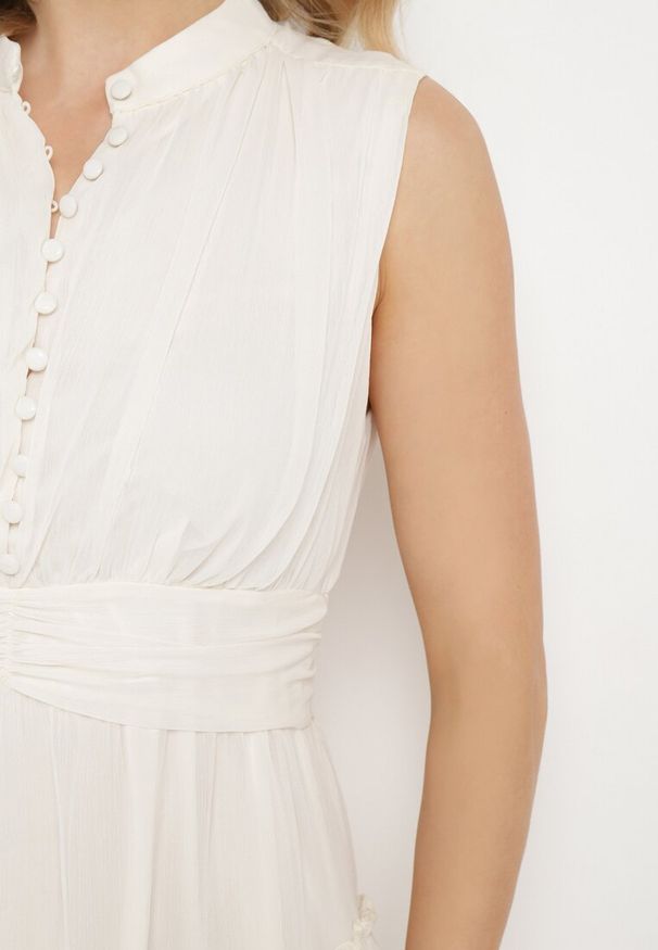 Born2be - Jasnobeżowa Sukienka Długa Rozkloszowana z Powlekanymi Guzikami Ingridesa. Kolor: beżowy. Długość: maxi