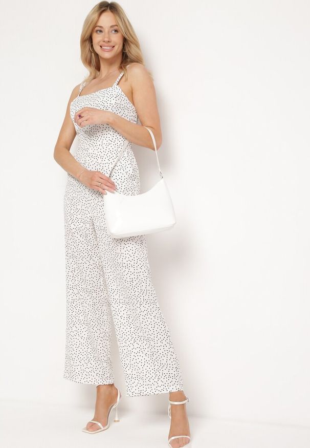 Born2be - Biały Kombinezon Aereira. Okazja: na co dzień, na imprezę. Kolor: biały. Długość rękawa: na ramiączkach. Długość: długie. Wzór: aplikacja, kropki. Sezon: lato. Styl: casual