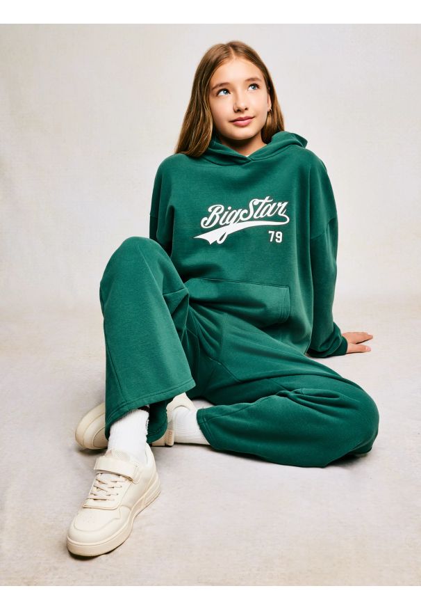 Big-Star - Bluza dziewczęca z kapturem z nadrukiem zielona Rubilia 304. Okazja: na uczelnię, na spacer. Typ kołnierza: kaptur. Kolor: zielony. Materiał: dzianina. Wzór: nadruk. Styl: młodzieżowy
