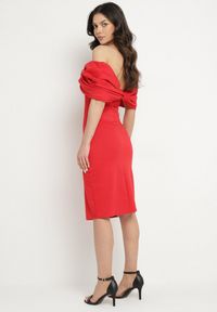 Born2be - Czerwona Taliowana Sukienka Dopasowana z Odsłoniętymi Ramionami i Drapowaniem Palamiria. Okazja: na imprezę, na randkę. Kolor: czerwony #3