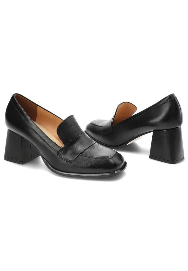 Czarne Półbuty Armodo Damskie Eleganckie Buty. Okazja: na spotkanie biznesowe, do pracy. Zapięcie: bez zapięcia. Kolor: czarny. Materiał: skóra, materiał. Szerokość cholewki: normalna. Obcas: na słupku. Styl: elegancki