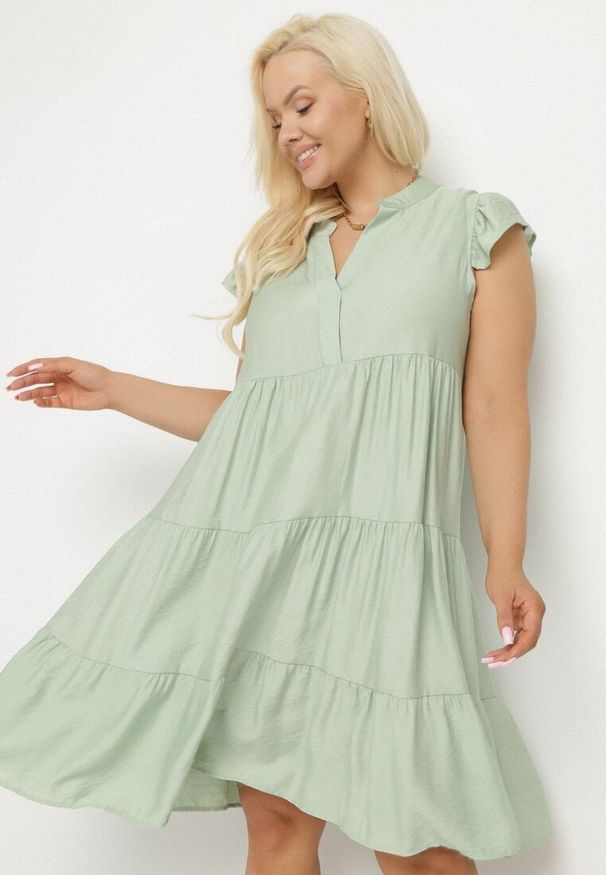 Born2be - Jasnozielona Sukienka o Rozkloszowanym Kroju z Dekoltem w Serek Meverina. Okazja: na co dzień. Typ kołnierza: dekolt w serek. Kolor: zielony. Długość rękawa: krótki rękaw. Wzór: aplikacja. Typ sukienki: proste, rozkloszowane. Styl: elegancki, casual
