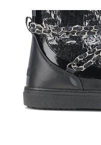 Inuikii - INUIKII - Czarne śniegowce z łańcuchem. Wysokość cholewki: za kostkę. Nosek buta: okrągły. Kolor: czarny. Materiał: materiał, lakier, tkanina. Szerokość cholewki: normalna. Wzór: aplikacja