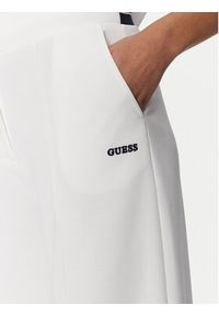 Guess Spodnie materiałowe V5GB02 KCYF2 Biały Regular Fit. Kolor: biały. Materiał: syntetyk #5