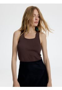 Reserved - Prążkowany top - brązowy. Kolor: brązowy. Materiał: prążkowany #1