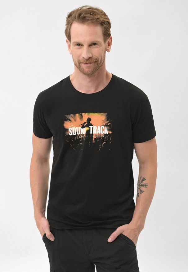 Volcano - Czarny t-shirt z printem T-FESTIVAL. Kolekcja: plus size. Kolor: czarny. Materiał: materiał, jeans. Długość rękawa: krótki rękaw. Długość: krótkie. Wzór: nadruk. Sezon: lato