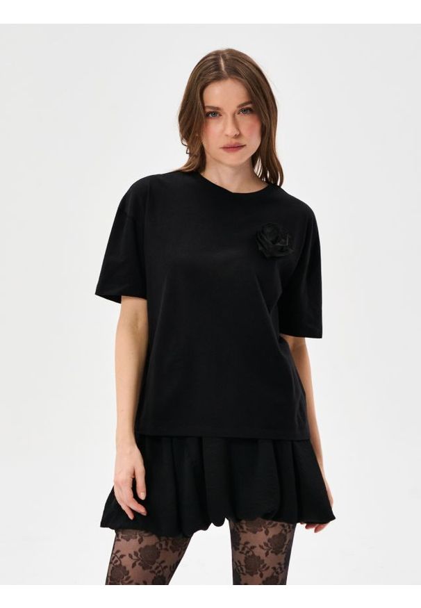 Sinsay - Bawełniana koszulka z tiulową apllikacją 3D - czarny. Kolor: czarny. Materiał: tiul, bawełna