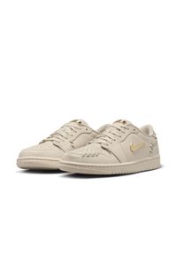 Nike Air Jordan 1 Low MM Legend Light Brown Sneakersy damskie. Okazja: na co dzień. Kolor: beżowy. Materiał: skóra. Szerokość cholewki: normalna. Model: Nike Air Jordan #8