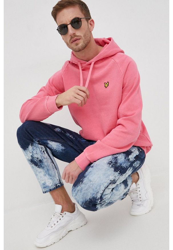Lyle & Scott bluza męska kolor różowy z kapturem gładka. Typ kołnierza: kaptur. Kolor: różowy. Długość rękawa: raglanowy rękaw. Wzór: gładki