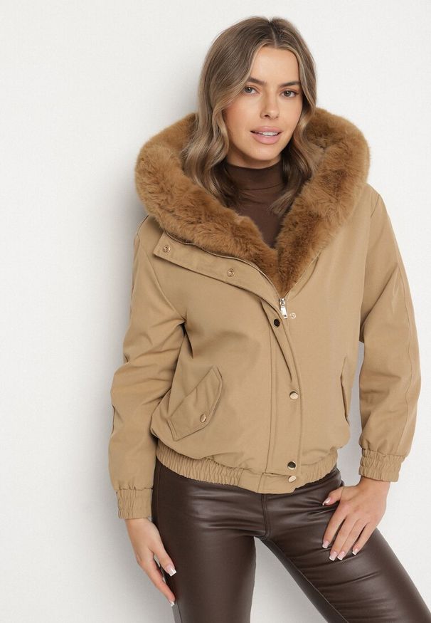 Born2be - Ciemnobeżowa Kurtka Bomberka z Futrzanym Obszyciem i Kapturem Rannasa. Okazja: na co dzień. Kolor: beżowy. Materiał: futro. Styl: casual
