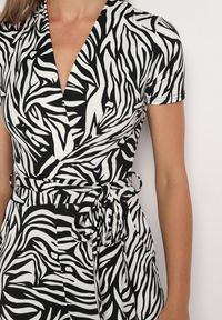 Born2be - Czarno-Biały Kombinezon o Kopertowym Kroju z Szerokimi Nogawkami Saramla. Kolor: czarny. Materiał: skóra. Styl: klasyczny, elegancki, sportowy #3