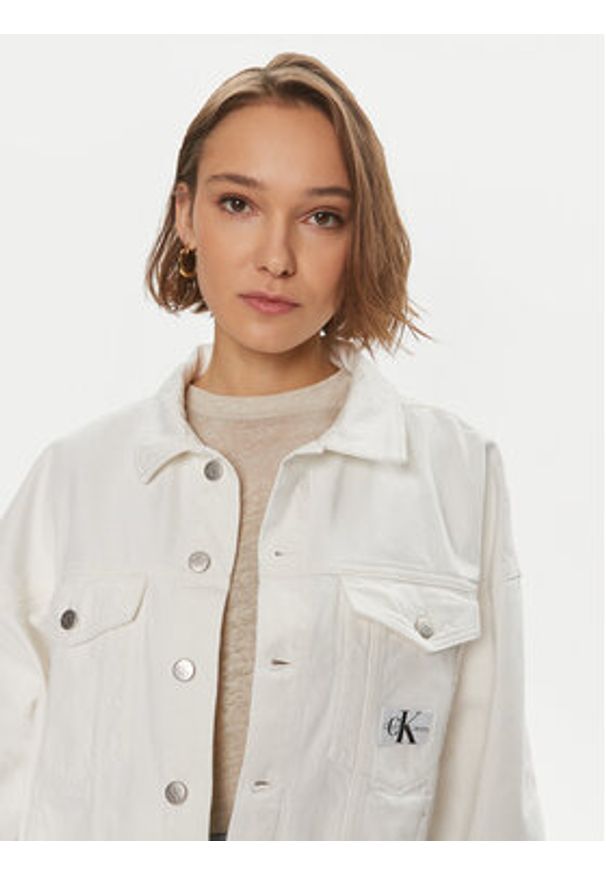Calvin Klein Jeans Kurtka jeansowa J20J223430 Biały Relaxed Fit. Kolor: biały. Materiał: bawełna