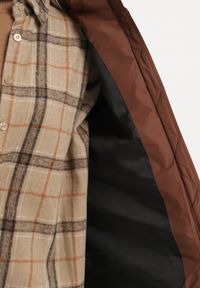 Born2be - Brązowa Kurtka z Kapturem i Kieszeniami w Kraciaste Pikowane Przeszycia Ettaline. Okazja: na co dzień. Typ kołnierza: kaptur. Kolor: brązowy. Materiał: jeans. Styl: sportowy, klasyczny, casual, elegancki #5