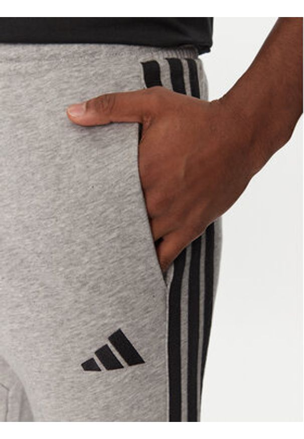 Adidas - adidas Spodnie dresowe Essential 3-Stripes JE6346 Szary Regular Fit. Kolor: szary. Materiał: bawełna