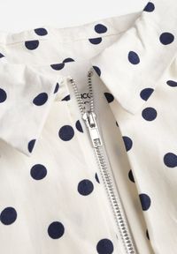 Renee - Jasnobeżowa Nietoperzowa Bluza z Wiskozą w Kropki z Kołnierzykiem Meze. Okazja: na co dzień. Kolor: beżowy. Materiał: wiskoza. Wzór: kropki. Styl: casual #4