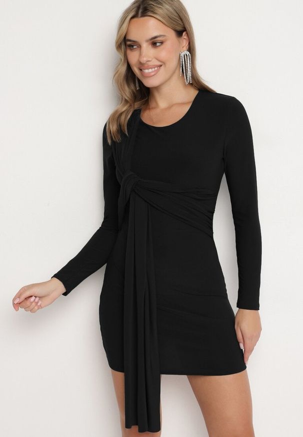 Born2be - Czarna Dopasowana Sukienka z Ozdobnym Trenem Sevilaine. Kolor: czarny. Styl: elegancki