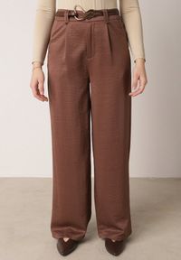 Born2be - Brązowe Szerokie Spodnie z Wysokim Stanem z Domieszką Bawełny i Geometryczną Klamrą Syliteia. Okazja: na co dzień. Stan: podwyższony. Kolor: brązowy. Materiał: bawełna. Wzór: geometria. Styl: casual #7
