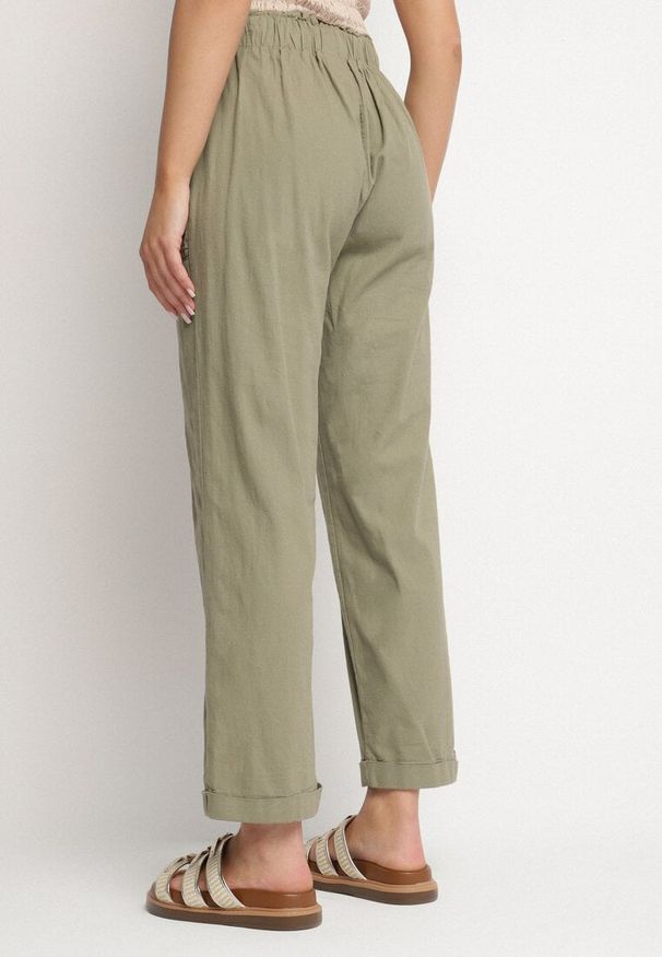 Born2be - Ciemnozielone Bawełniane Spodnie z Wysokim Stanem i Ozdobnym Wiązaniem Vilwia. Okazja: na co dzień. Stan: podwyższony. Kolor: zielony. Materiał: bawełna. Styl: casual, elegancki, klasyczny