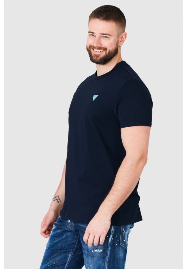 Guess - GUESS Granatowy t-shirt męski z turkusowym logo, Rozmiar S. Kolor: niebieski. Wzór: aplikacja