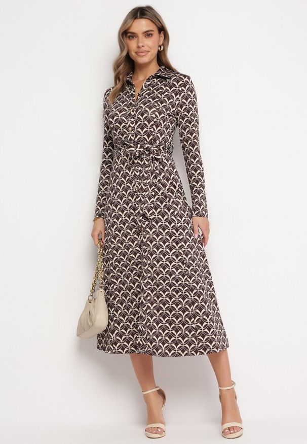 Born2be - Brązowa Sukienka Koszulowa Midi w Geometryczny Wzór z Paskiem Anelfi. Kolor: brązowy. Materiał: materiał. Wzór: geometria. Typ sukienki: koszulowe. Długość: midi