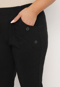 Born2be - Czarne Spodnie z Wiskozą i Ozdobnymi Guzikami Lireza. Okazja: na co dzień. Kolor: czarny. Materiał: wiskoza. Styl: klasyczny, casual #5