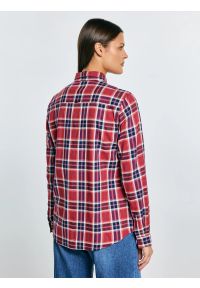 Big-Star - Koszula damska w kratę z wiskozy czerwona Petrini 604. Typ kołnierza: kołnierzyk klasyczny. Kolor: czerwony. Materiał: wiskoza. Styl: klasyczny, retro, elegancki #7
