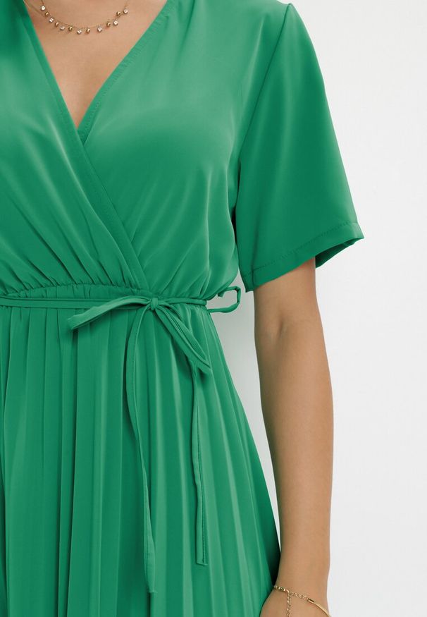 Born2be - Zielona Sukienka Plisowana Maxi z Wiązanym Paskiem Dianiza. Kolor: zielony. Materiał: materiał. Długość: maxi