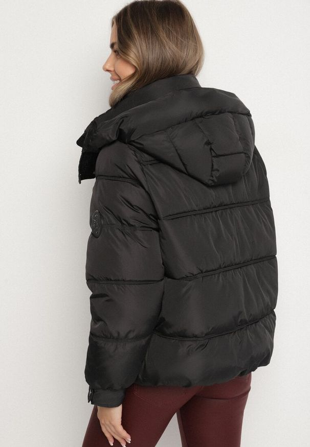 Born2be - Czarna Kurtka Puffer o Fasonie Oversize z Kapturem i Naszywką Azirva. Okazja: na co dzień. Typ kołnierza: kaptur. Kolor: czarny. Materiał: dzianina. Wzór: aplikacja. Styl: casual, sportowy