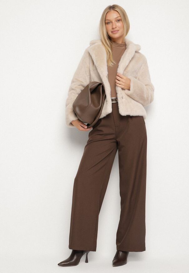 Born2be - Beżowa Krótka Kurtka Futerko z Kołnierzem w Eleganckim Stylu Giriselle. Okazja: na co dzień. Kolor: beżowy. Materiał: futro. Długość: krótkie. Sezon: zima. Styl: elegancki