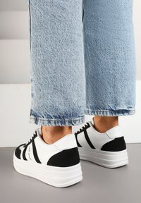 Renee - Biało-Czarne Sneakersy w Stylu Kultowych Tenisówek na Grubej Podeszwie Agerla. Okazja: na co dzień. Kolor: biały. Materiał: jeans, skóra