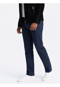 Ombre Clothing - Klasyczne męskie jeansowe spodnie REGULAR FIT – indygo V1. Okazja: na co dzień. Materiał: jeans. Wzór: aplikacja. Sezon: lato. Styl: klasyczny #7