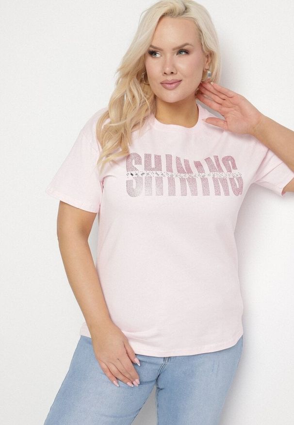 Born2be - Jasnoróżowy T-shirt z Bawełny z Cyrkoniowym Napisem Hirtebia. Okazja: na co dzień. Kolor: różowy. Materiał: bawełna. Wzór: napisy. Styl: casual