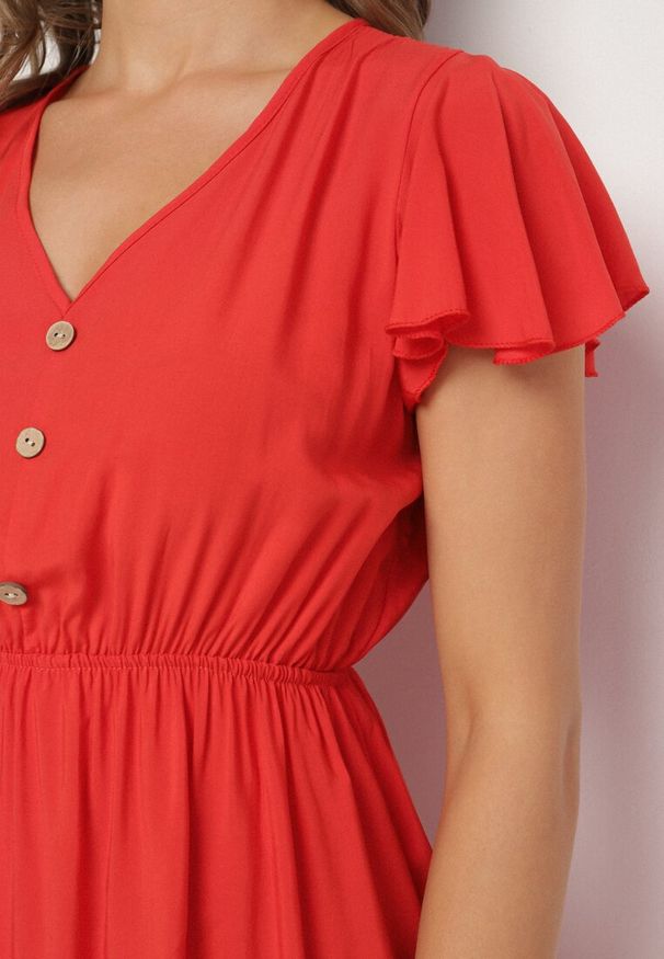 Born2be - Czerwona Rozkloszowana Bawełniana Sukienka z Guzikami i Falbanami Natinema. Okazja: na co dzień. Typ kołnierza: dekolt w serek. Kolor: czerwony. Materiał: bawełna. Sezon: lato. Styl: casual