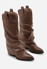Born2be - Brązowe Marszczone Kozaki Typu Kowbojki na Stożkowym Obcasie z Wywiniętą Cholewką Esvela. Okazja: na co dzień. Kolor: beżowy. Materiał: jeans. Szerokość cholewki: normalna. Obcas: na obcasie. Styl: casual, elegancki. Wysokość obcasa: średni #5
