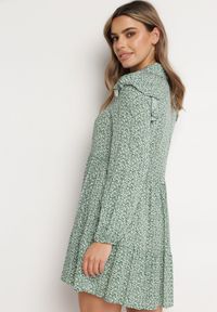 Born2be - Zielona Rozkloszowana Sukienka Mini w Kwiaty z Falbankami na Ramionach Lorean. Okazja: na spacer, na imprezę. Typ kołnierza: kołnierz z falbankami. Kolor: zielony. Materiał: materiał. Wzór: kwiaty. Sezon: lato. Styl: elegancki. Długość: mini #2